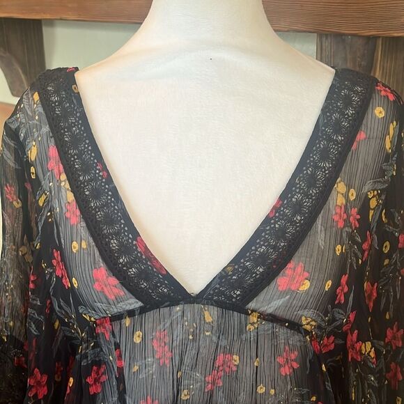 Free People Black Bright Lights Boho Whimsical Floral Blouse, size XS - Picture 2 of 9